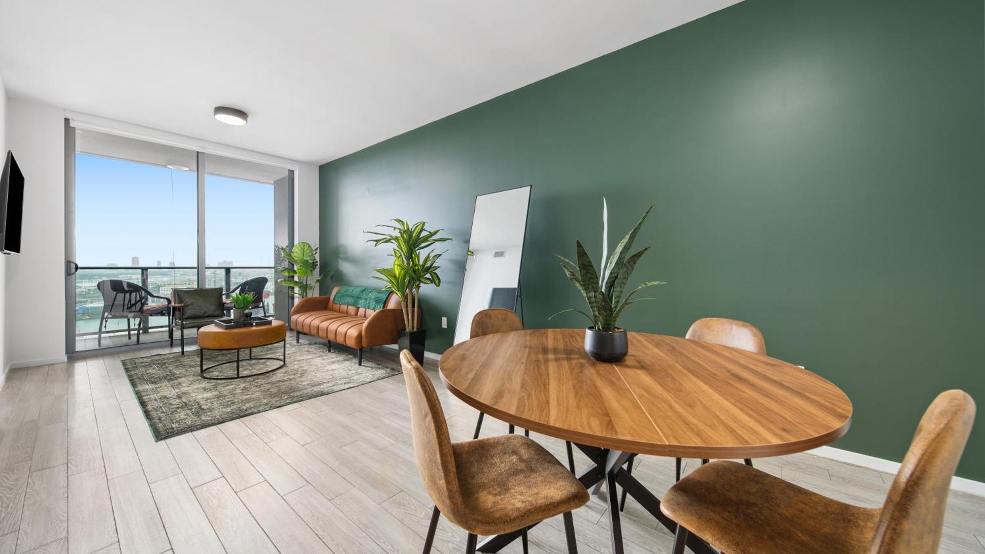 Apartment 2-bedr Downtown Bay Views